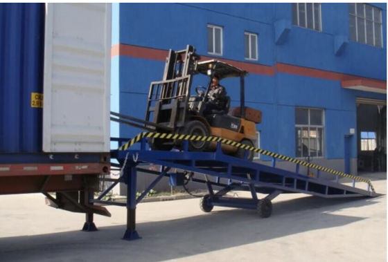 Mobile Hydraulic Dock Leveler 8000KGS Capacity Adjustable 1.2m-1.7m