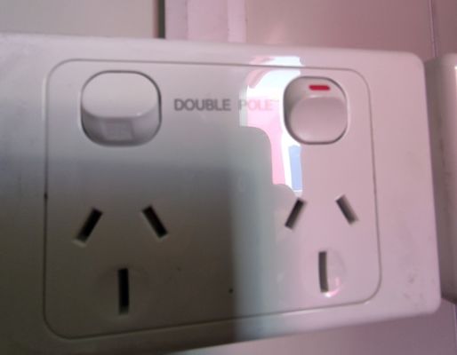 অস্ট্রেলিয়ান একক স্যুট শাওয়ার ট্রেলার